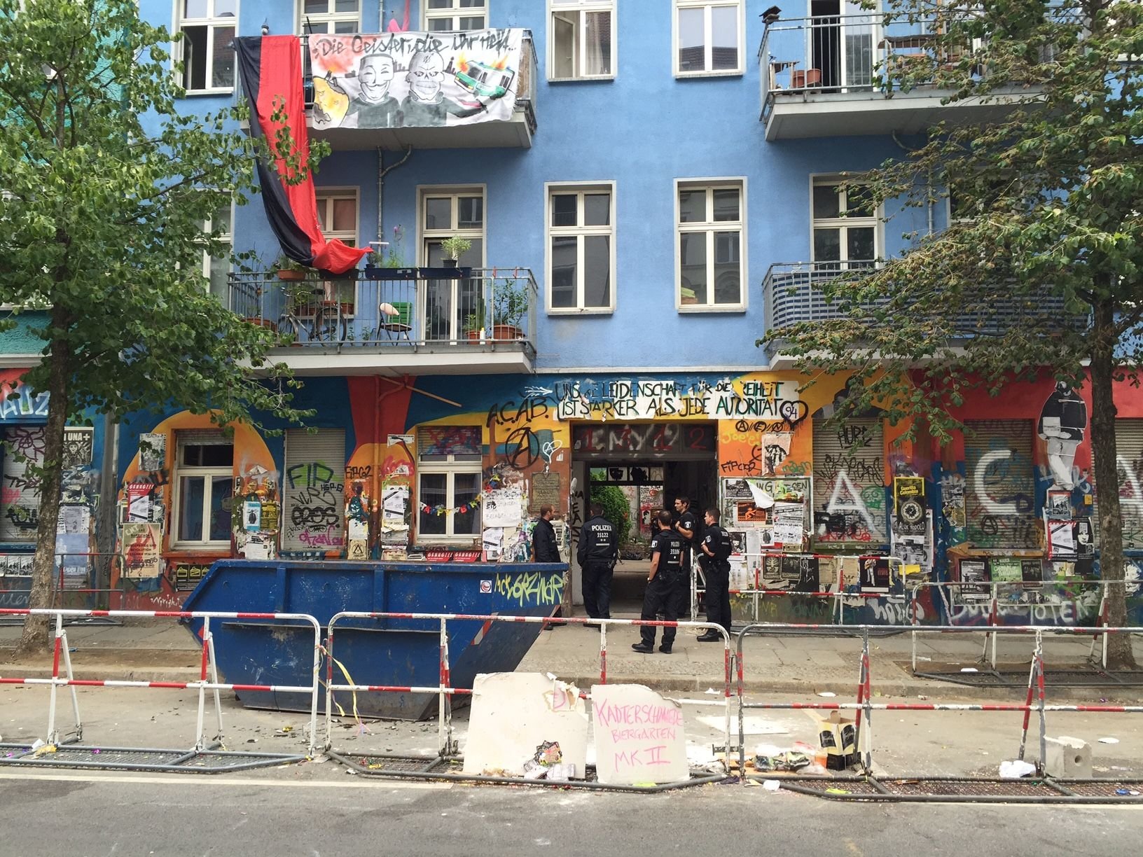 Am Donnerstagmittag ist vor der Rigaer Straße wenig los. Ein paar Unterstützer warten auf den Gerichtsvollzieher.