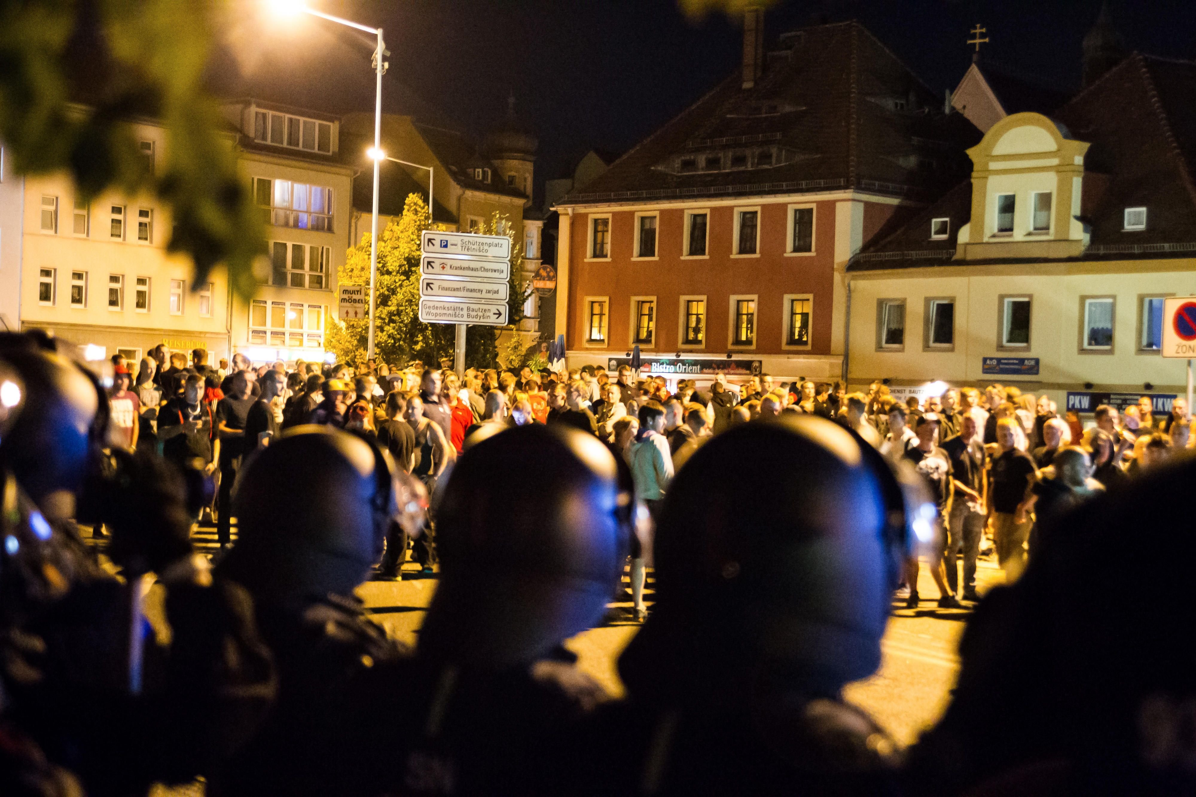 Polizeibeamte stehen im September 2016 in Bautzen (Sachsen) auf der «Platte», dem Kornmarkt Versammlungsteilnehmern aus dem politisch rechten Spektrum gegenüber.