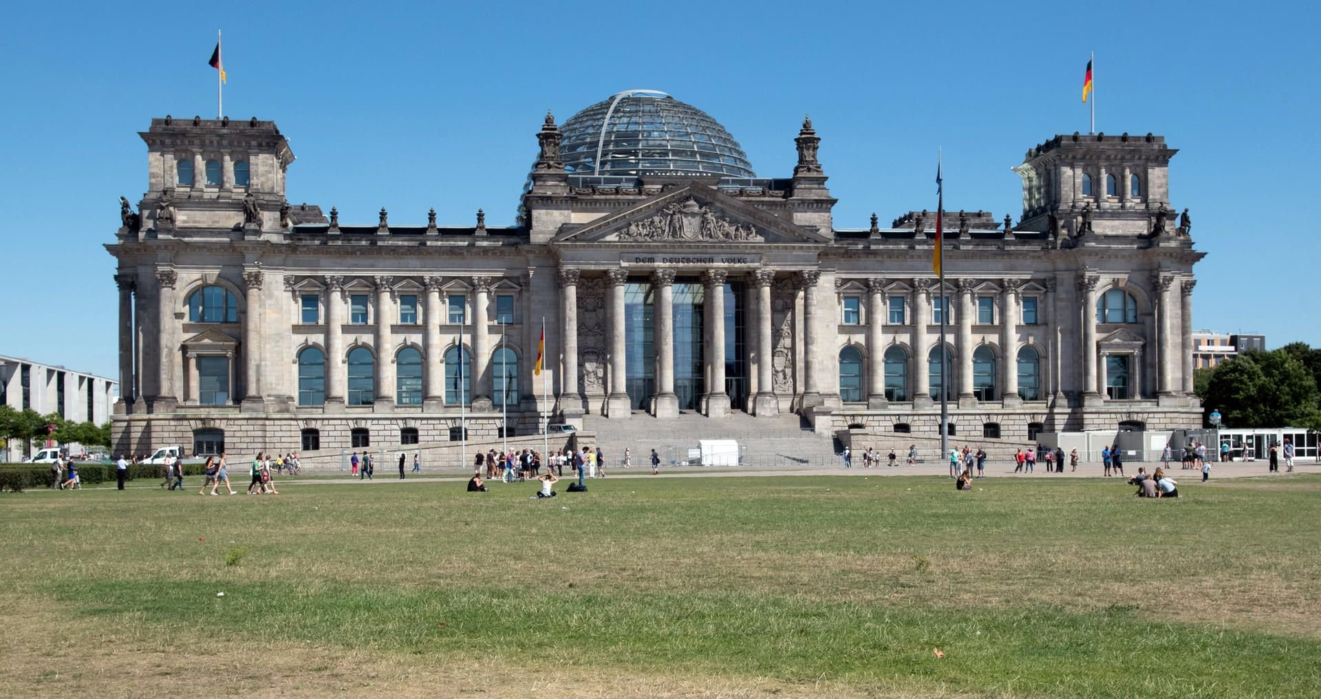 Eine Bürgerinitiative will mit Dauer-Demo vor dem Reichstag erreichen, dass das Einheits- und Freiheitsdenkmal dort errichtet wird - und nicht wie geplant vor dem Berliner Schloss.