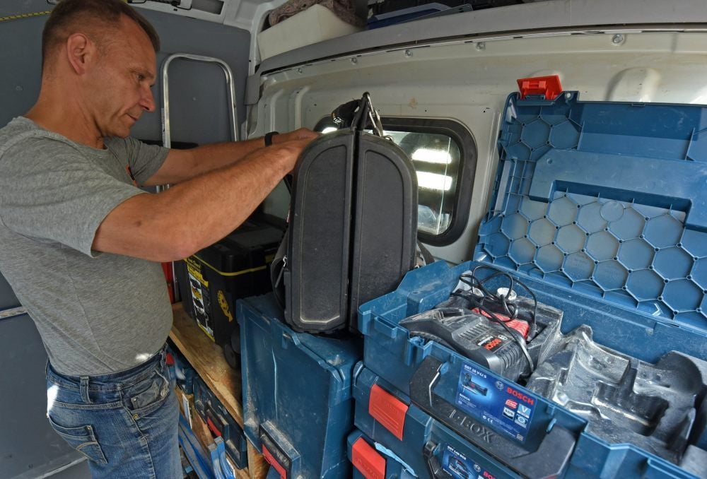 Jörg Erdmenger hat in seinem Kleintransporter alles dabei, was zum Küchenumbau benötigt wird.