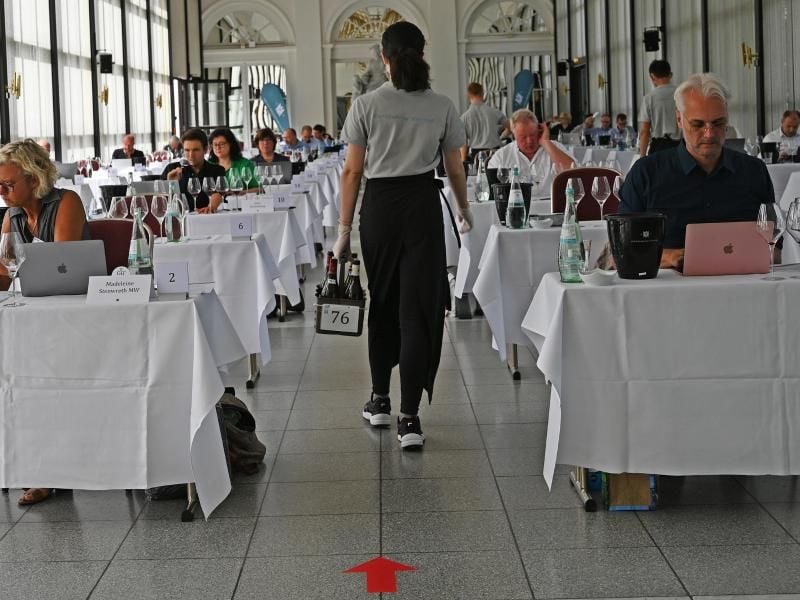 Bei der „Vorpremiere” der „Großen Gewächse” des Verbands Deutscher Prädikatsweingüter (VDP) wurden 477 Weine verkostet. Positiv überrascht waren die Prüfer vor allem von den Spätburgundern. Foto: Peter Zschunke/dpa