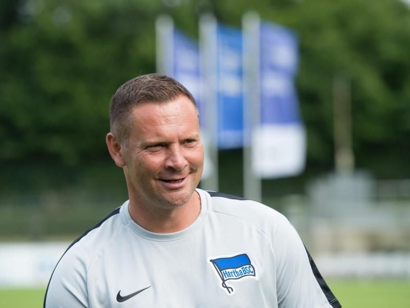 Trainer Pal Dardai nimmt den Abbruch des Testspiels mit Gelassenheit. Foto Annegret Hilse Foto: Annegret Hilse