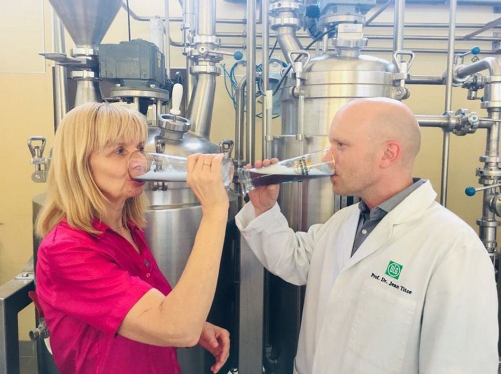 Die Professoren Carola Griehl und Jean Titze beim Test des frischgebrauten Algen-Biers im Sommer 2019.