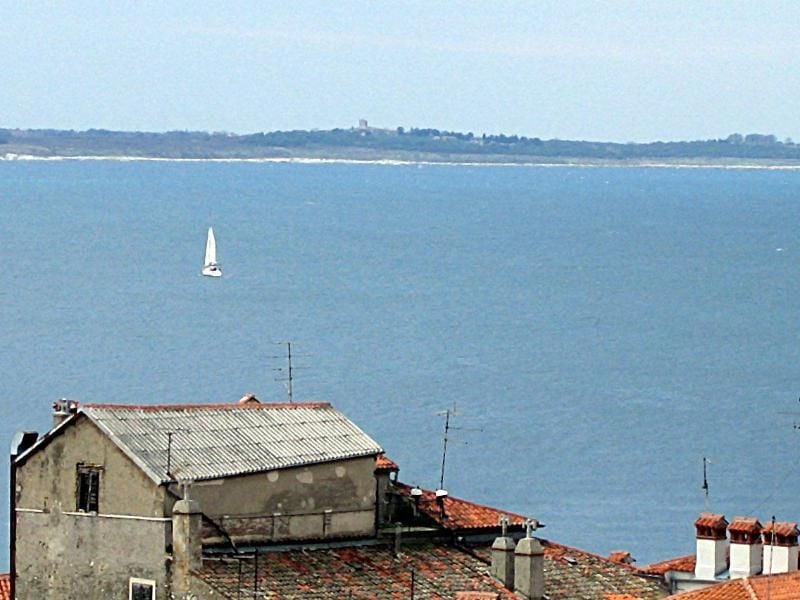 Blick auf die Bucht vom slowenischen Piran aus, dessen Häuser im Vordergrund zu sehen sind. Foto: Thomas Brey