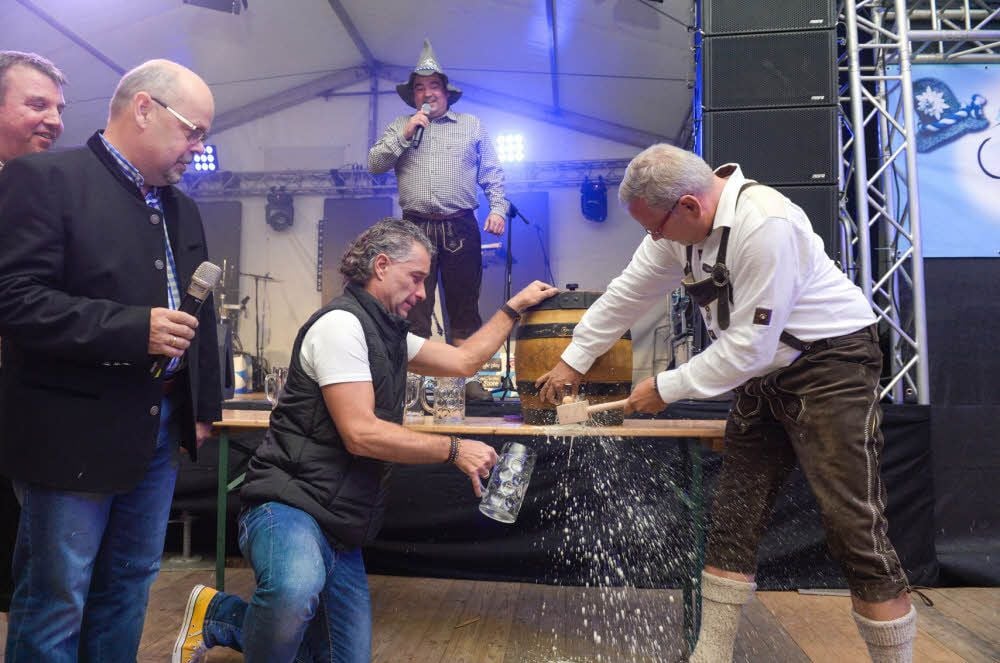 Mit einem Fassbieranstich wurde das Oktoberfest am Freitag eröffnet. Den übernahm Oberbürgermeister Bernd Hauschild (re.).