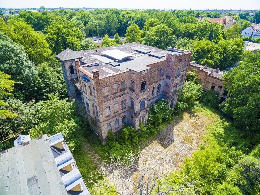 Die Wittigsche Villa in der Draufsicht: Noch ist das schon schwer ruinierte Gebäude, das das Stadtbild von Köthen prägt, zu retten.