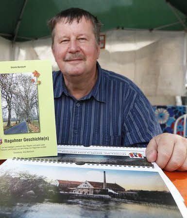 Jörg Mantzsch präsentiert die vier Bände beim Altstadtfest.