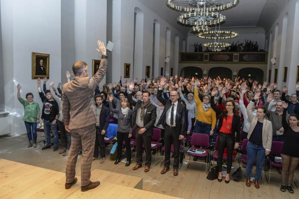 Zum Auftakt machte Gedächtnistrainer Markus Hofmann mit dem Publikum ein paar Übungen. Am Ende des Abends wurde er mit viel Beifall verabschiedet.
