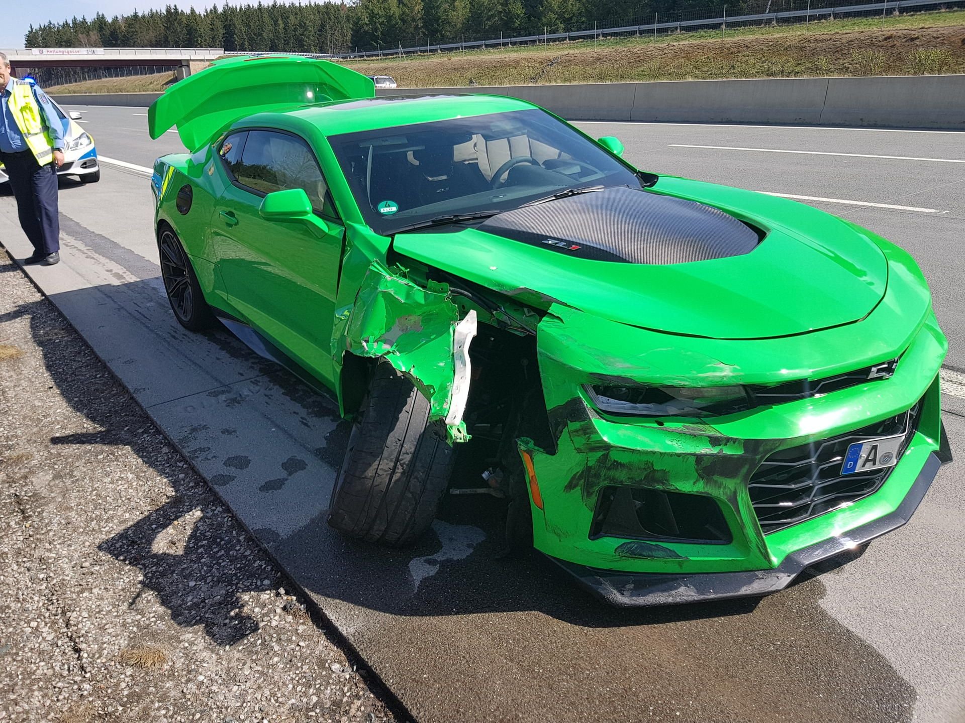 Ein Chevrolet Camaro ist am Sonntagvormittag auf der A9 bei Schleiz in einen Ford Ranger gerast.