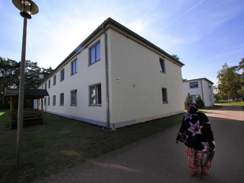 Eine Asylbewerberin läuft durch die Zentrale Aufnahmeeinrichtung des Landes für Flüchtlinge in Nostorf-Horst. Foto: Jens Büttner/Archiv
