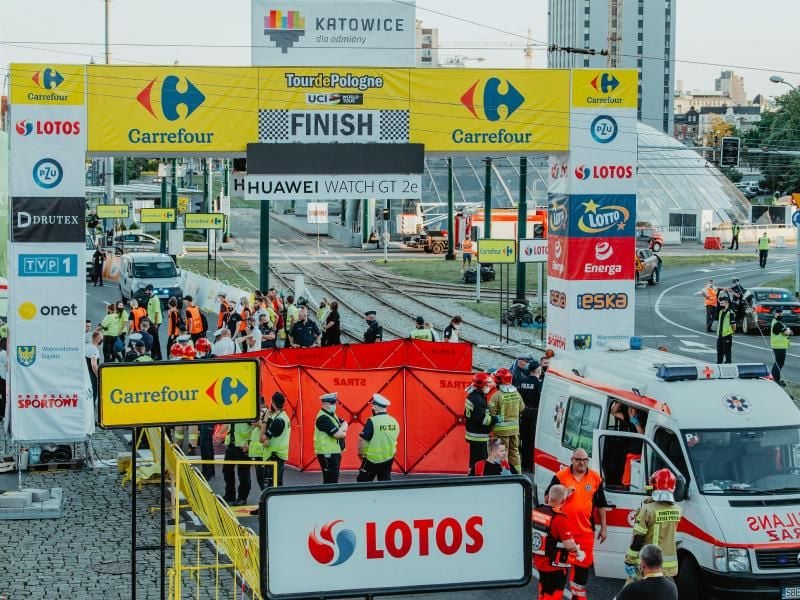 Rettungskräfte kümmerten sich im Zielbereich in Kattowitz um den schwer verletzten Fabio Jakobsen. Foto: Szymon Gruchalski/FORUM/dpa
