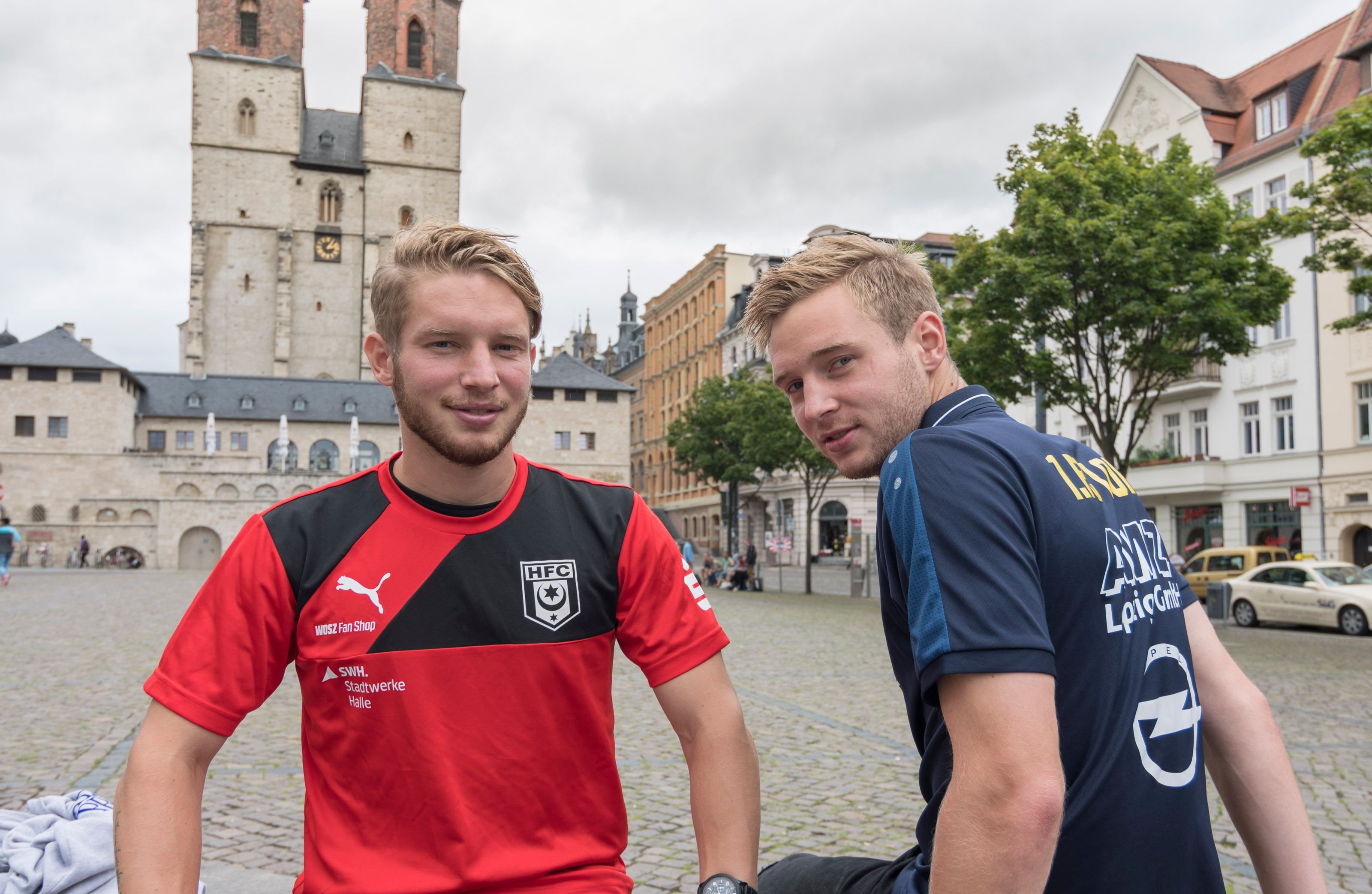 HFC-Spieler Florian Brügmann (l.) vor der Marktkirche in Halle mit seinem Bruder Felix, der für Lok Leipzig kickt und bei Florian in Halle wohnt.