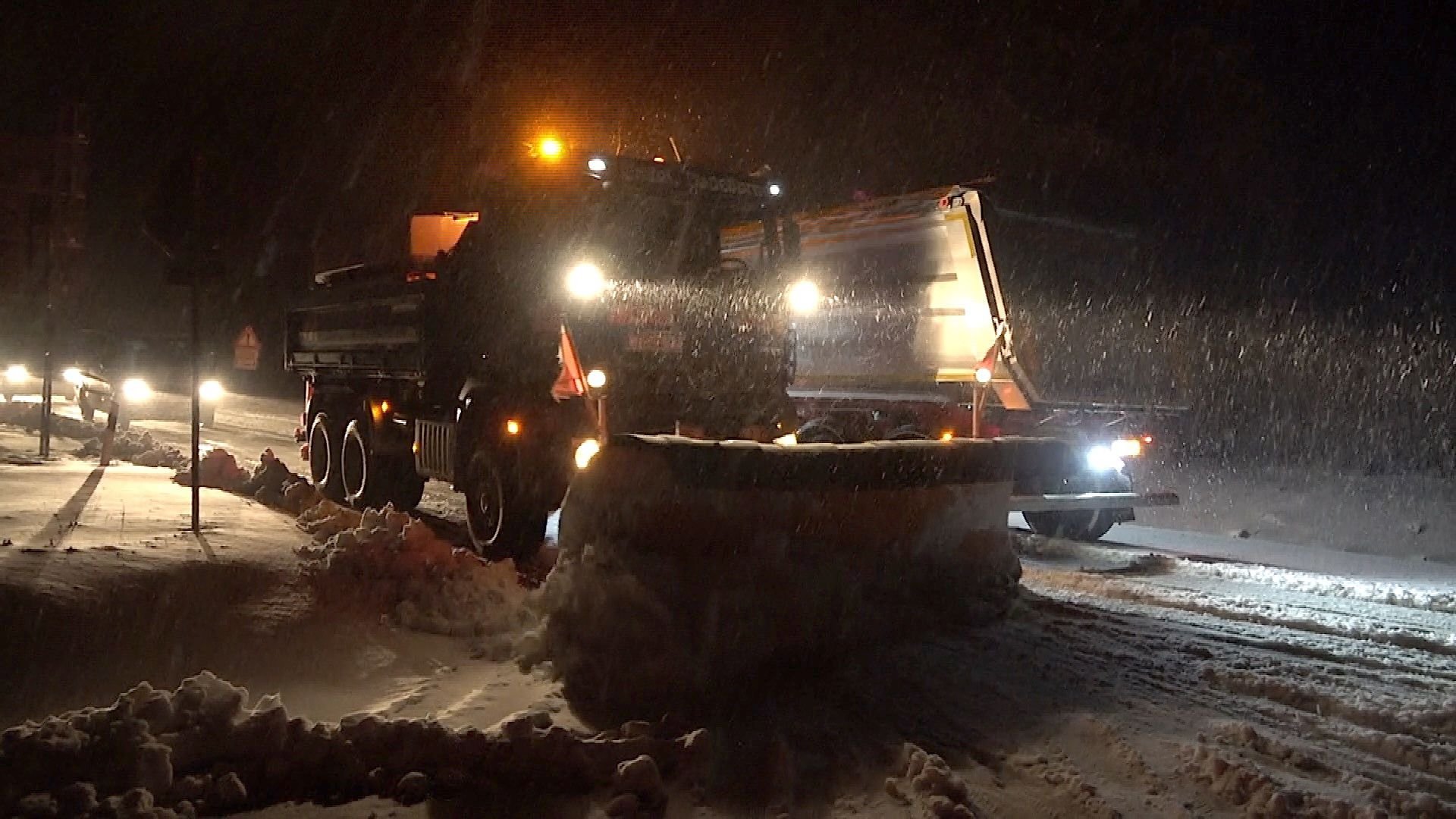 Starker Schneefall und Sturmböen: Im Harz hatte der Winterdienst am Mittwochmorgen alle Hände voll zu tun.