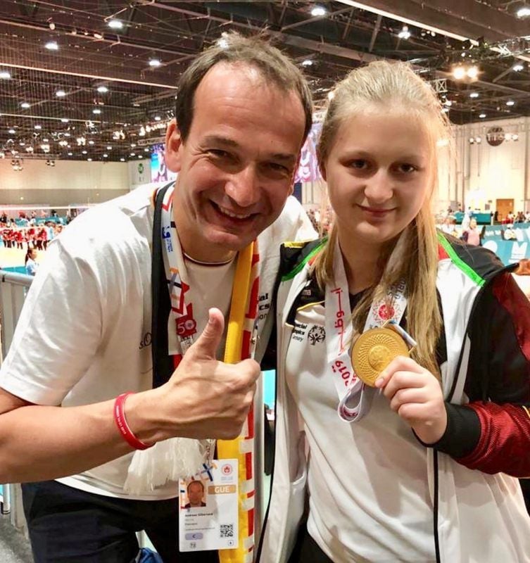 Andreas Silbersack mit Mandy Bauer, die bei den Special Olympics Gold im Rollerskaten gewonnen hat.