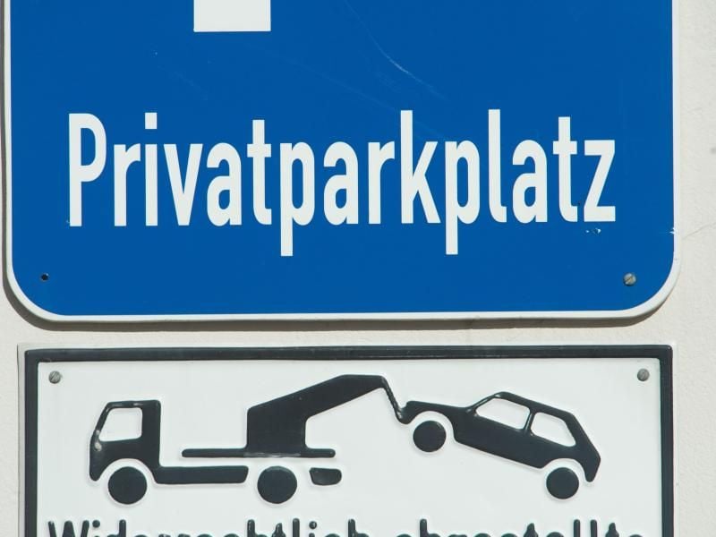 Blick auf ein Schild mit dem Schriftzug „Privatparkplatz”. Foto: Stefan Sauer/zb/dpa