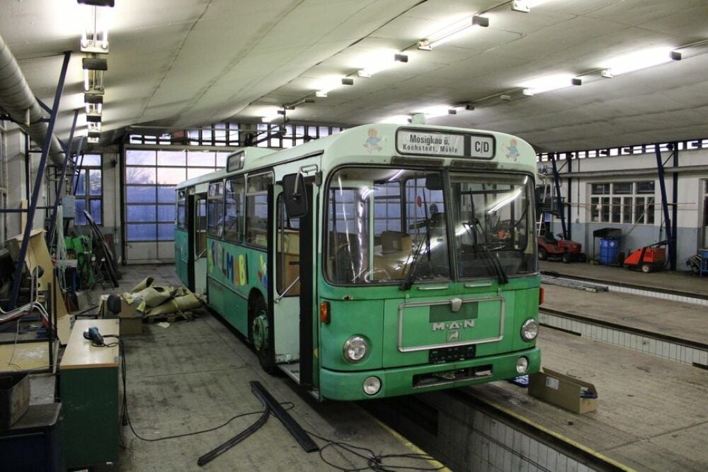 In der Halle der Nahverkehrsfreunde wird dem Spielmobil zu Leibe gerückt. Zum Schluss gibt es auch eine andere Farbe - gelb-orange ist geplant.