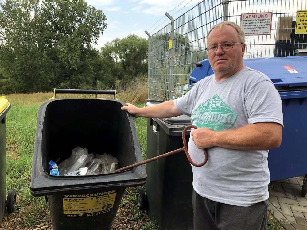 In der Gelben Tonne von Axel Klein hing eine dicke Folie fest.