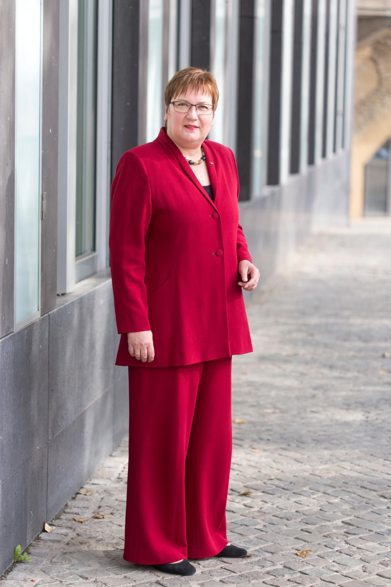 Eine Frau trägt Rot: Iris Gleicke, 52, kommt aus Südthüringen und ist die Ostbeauftragte der Bundesregierung.