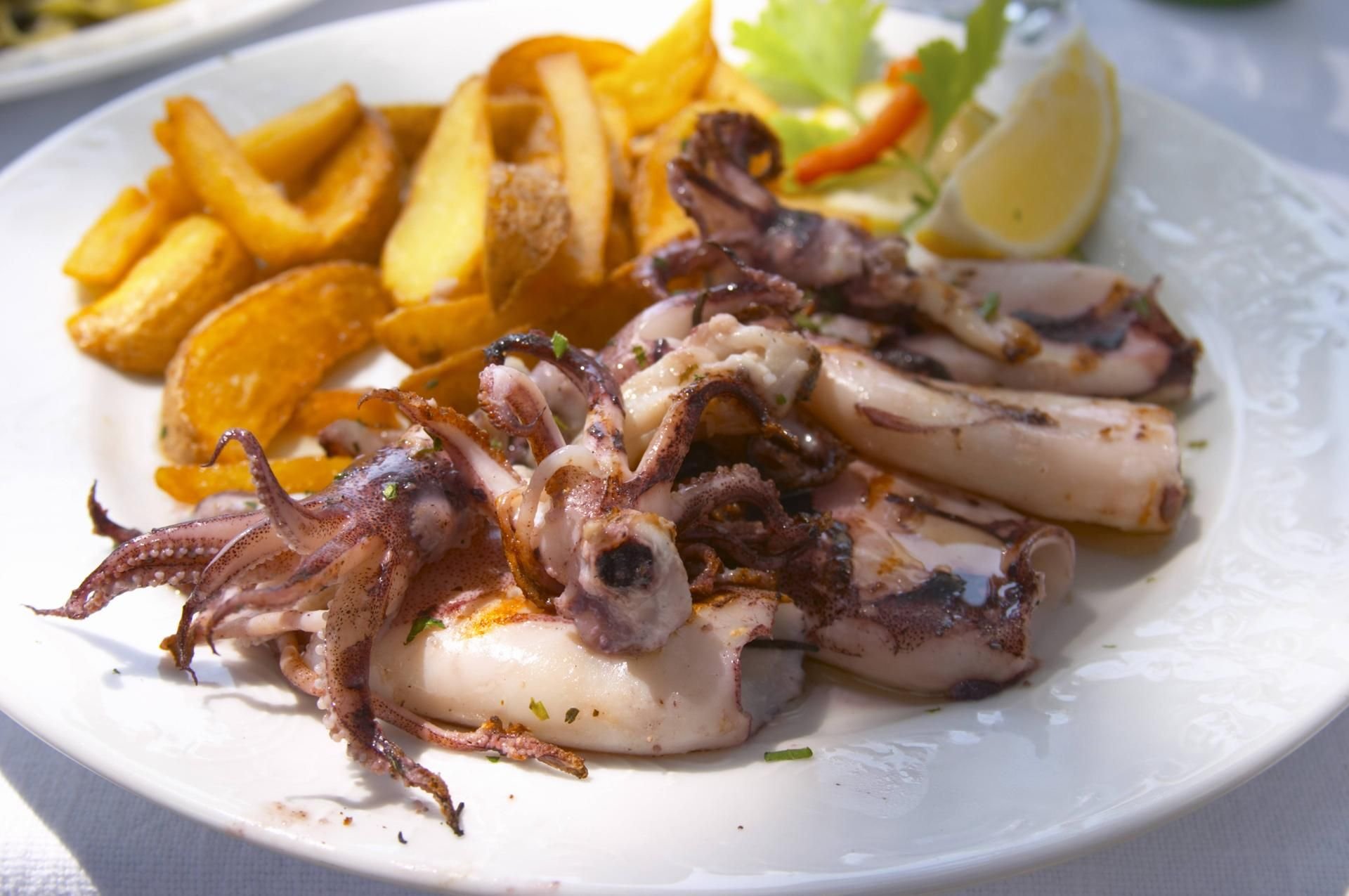 Der Schock kam mit der Rechnung: Ein Tourist musste für sechs Calamari-Gerichte 591 Euro zahlen. (Symbolbild)