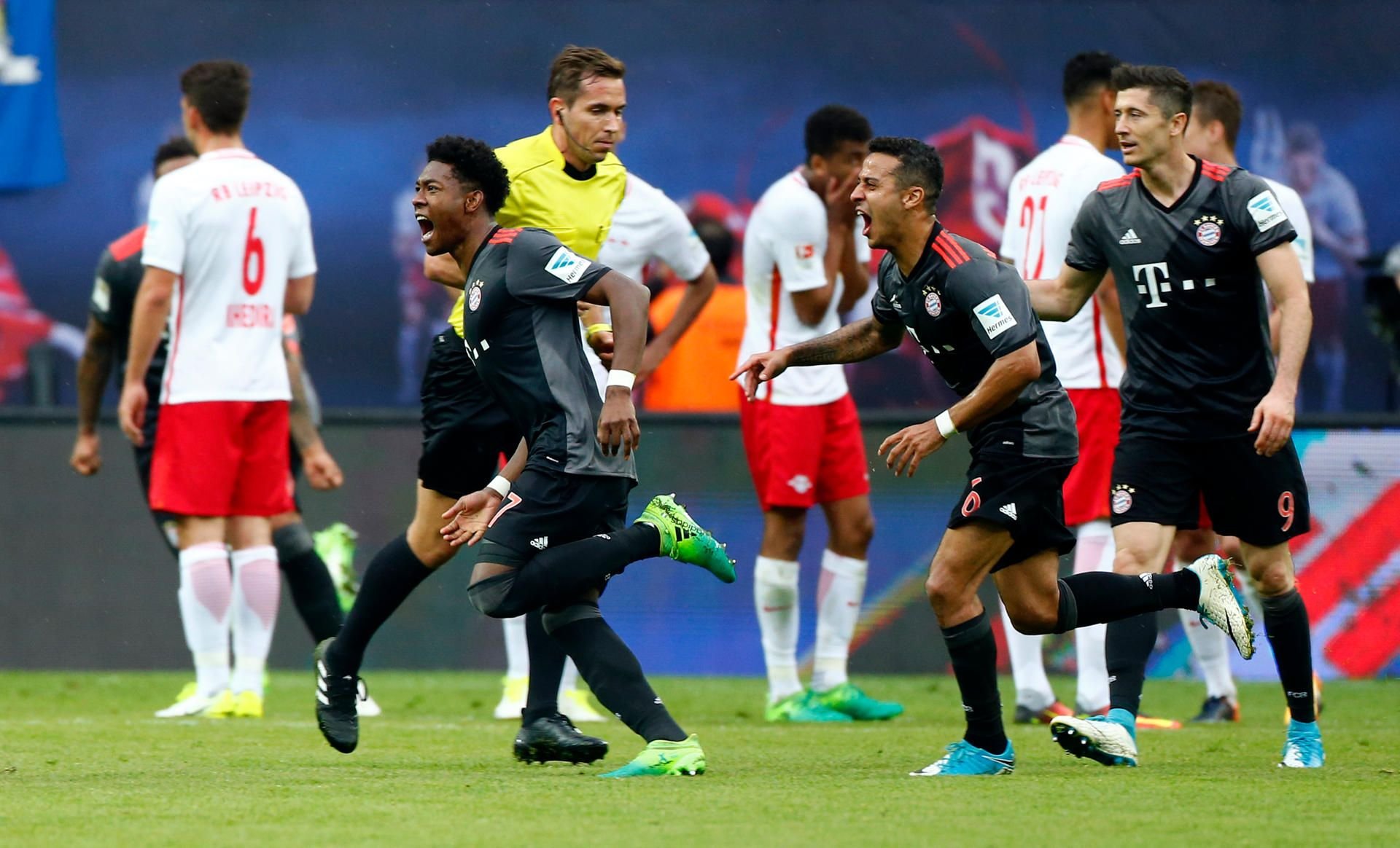 Am Ende jubeln die Bayern, hier nach dem zwischenzeitlichen 4:4 durch David Alaba gegen RB Leipzig.