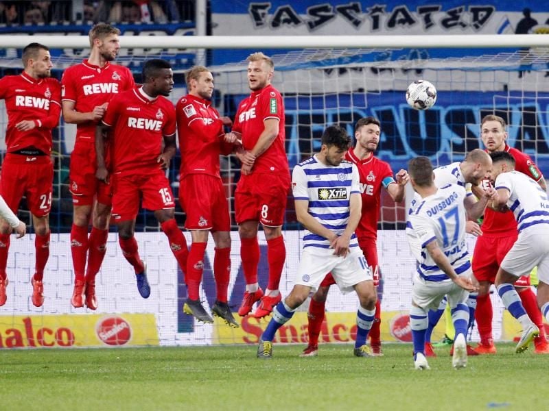 Duisburgs Kevin Wolze (3.v.r.) trifft per Freistoß zum 4:4-Endstand gegen Köln. Foto: Roland Weihrauch
