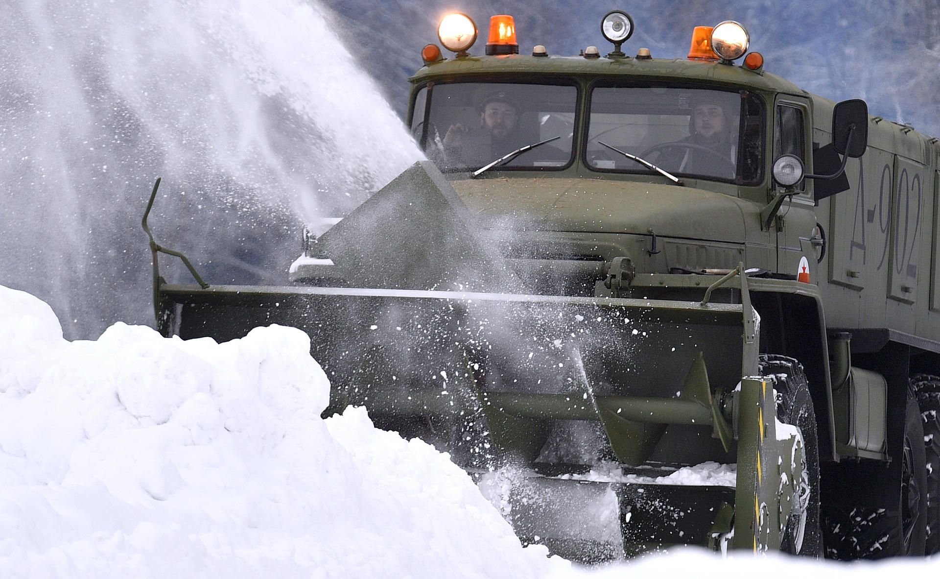 Hier hat der Schnee keine Chance: Die Schneefräse am russischen Ural wird über den 400 PS Motor mit 38,8 Litern Hubraum eines T55 Panzers angetrieben.