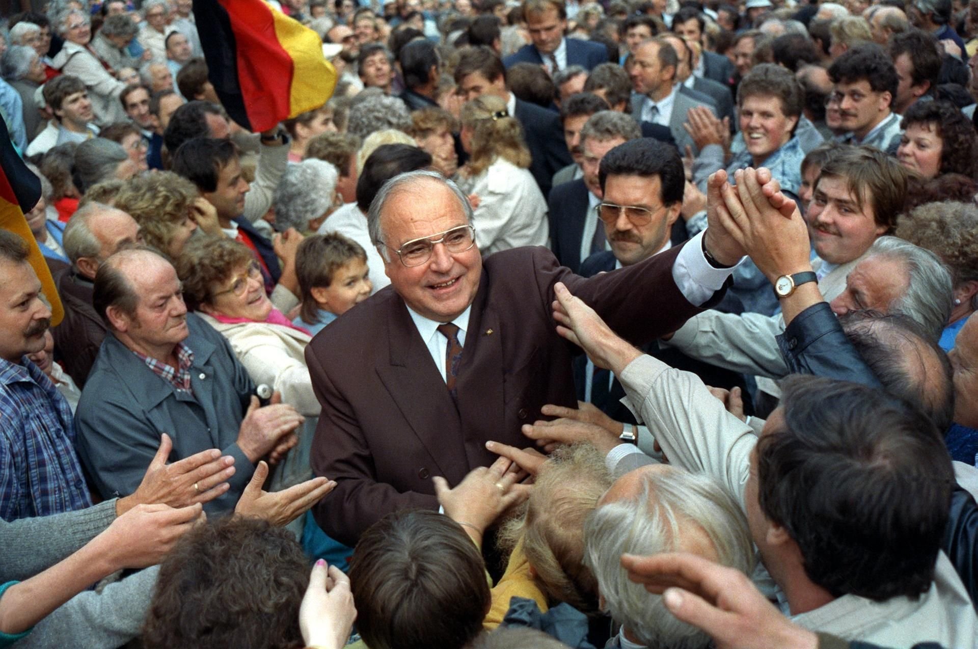 Bundeskanzler Helmut Kohl nimmt am 05.09.1990 während einer Wahlkampfveranstaltung in Heiligenstadt in Thüringen ein Bad in der Menge.