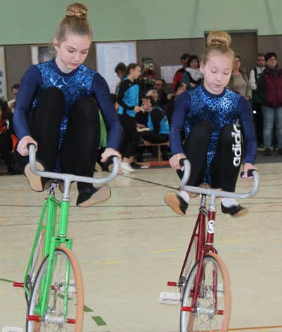 Leonie Pecher und Emma Ihrke (von links) aus Annaburg belegten als Duo den zweiten Platz.