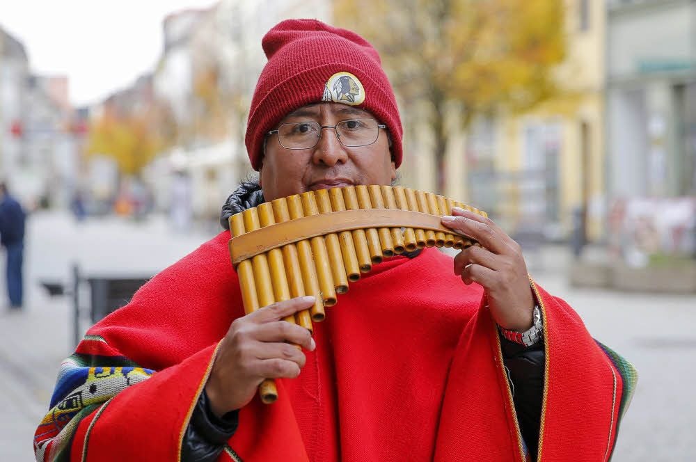 Gustavo Montoro spielt auf der Jüdenstraße Panflöte. Er ist Straßenmusiker und in vielen Städten unterwegs.