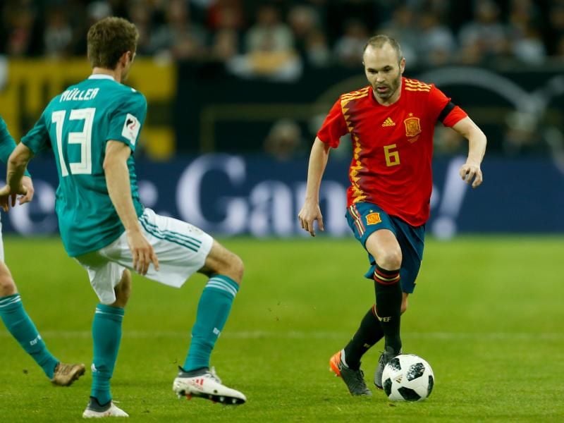 Spaniens Andres Iniesta (r) hat seine Gegenspieler immmer wieder ins Leere laufen lassen. Foto: Ina Fassbender