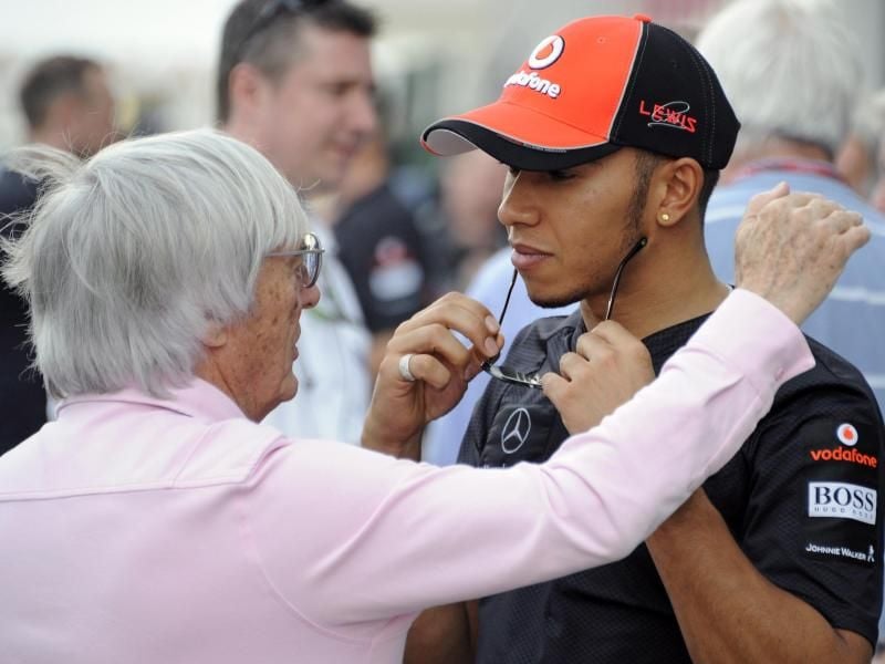 Die Harmonie zwischen Ex-Formel-1-Boss Bernie Ecclestone (l) und Weltmeister Lewis Hamilton ist vorerst weg. Foto: Franck Robichon/EPA/dpa