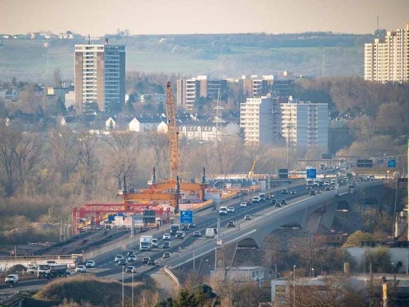 Der Berufsverkehr fließt am Morgen über die Schiersteiner Brücke. Foto: Andreas Arnold/dpa/Archivbild