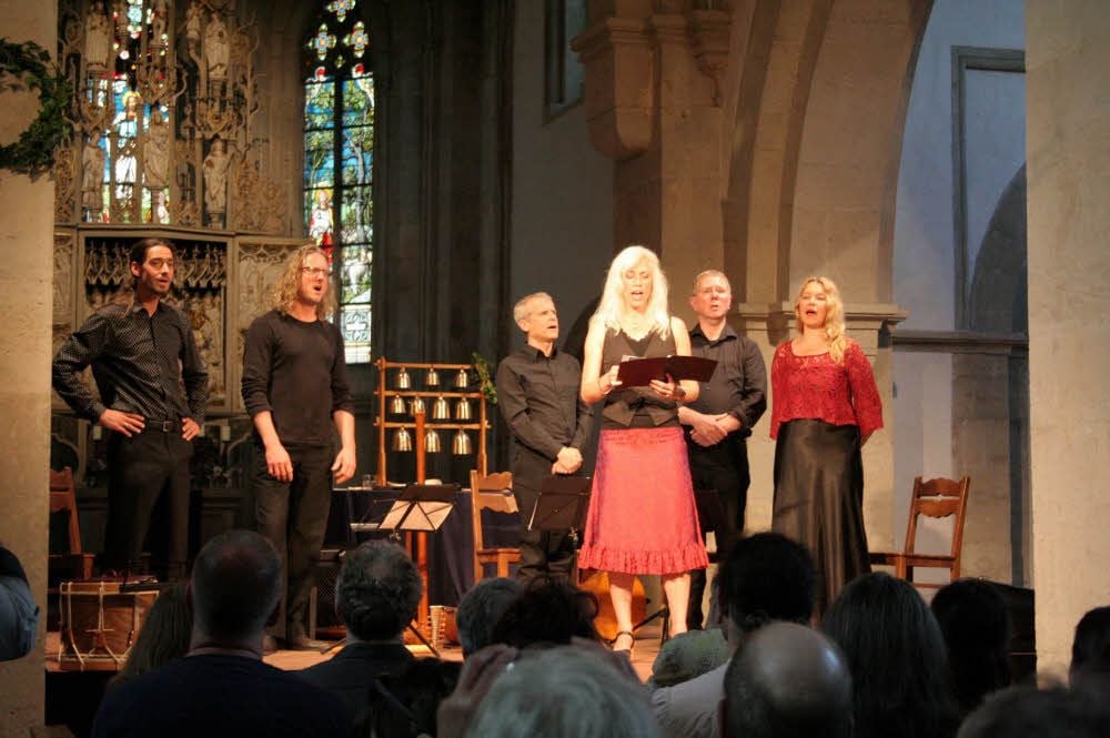 Gemeinsam mit der schwedischen Sängerin Miriam Andersén (3.v.r.) setzte das „montalbâne“-Ensemble den feierlichen Abschluss zum diesjährigen Festival der mittelalterlichen Musik in Freyburg.