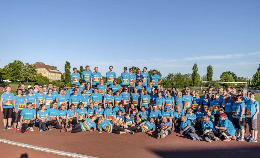 Die MZ-Laufgruppe des Jahres 2018 versammelte sich kurz vor dem Start im Lambert-Stadion zum Gruppenbild.