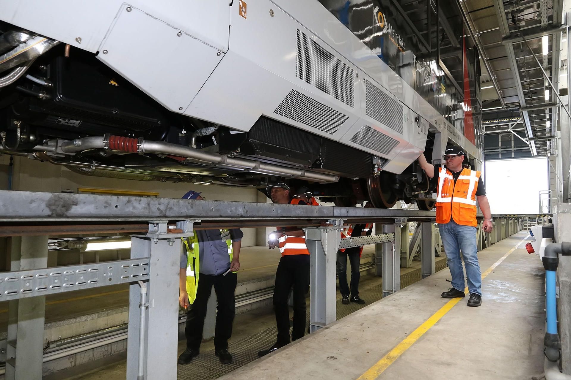 In der Abellio-Betriebswerkstatt in Sangerhausen werden die neuen dieselbetriebenen Züge inspiziert.