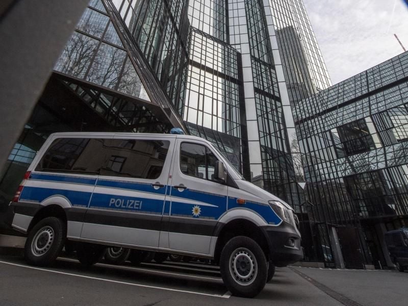 Fahrzeuge der Bundespolizei vor der Zentrale der Deutschen Bank: Ein Großaufgebot von Ermittlern hat das Geldhaus durchsucht. Foto: Boris Roessler