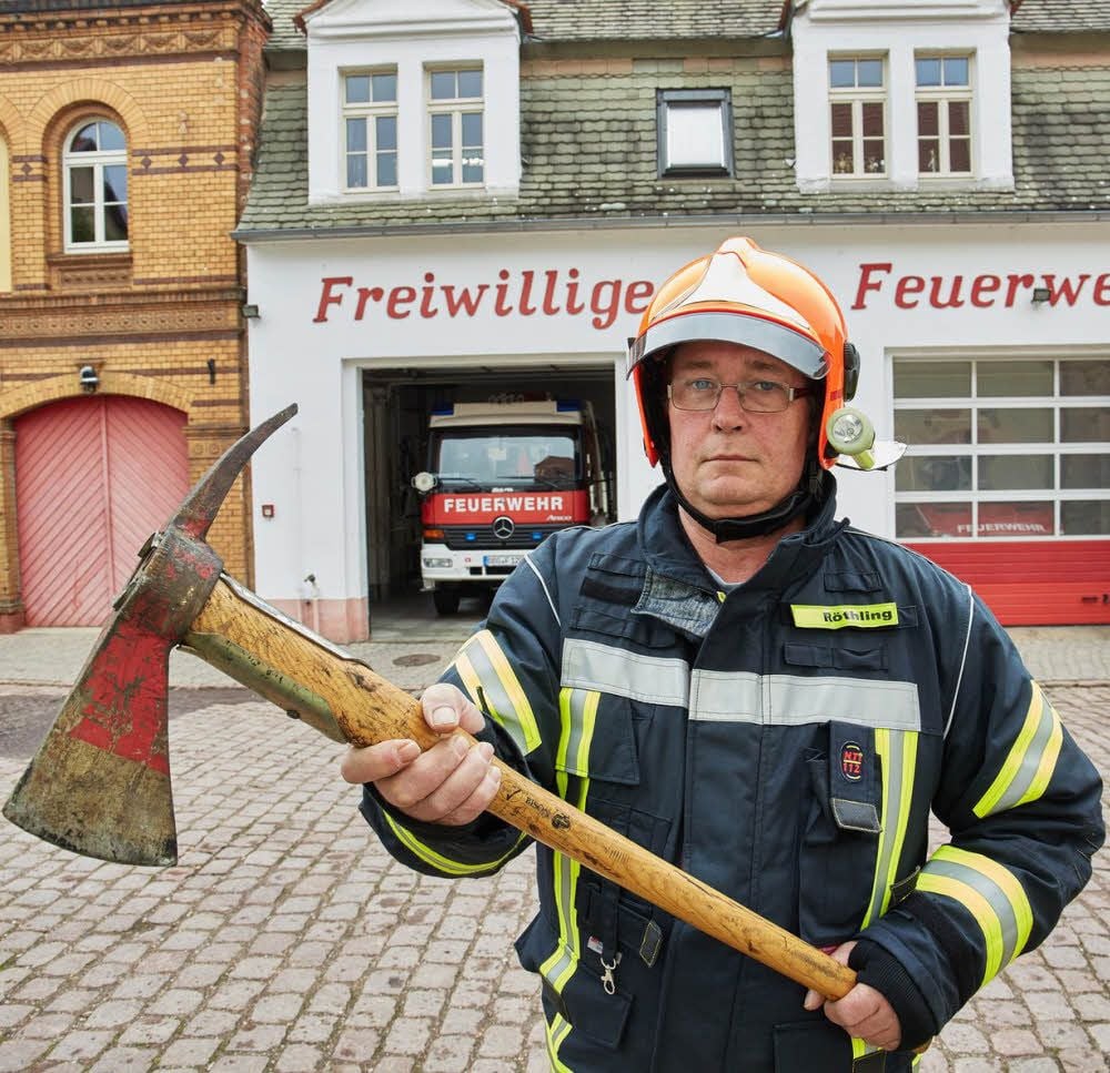 Könnerns Wehrleiter Detlef Röthling steht vor dem nicht mehr den Sicherheitsansprüchen genügenden Gerätehaus an der Friedensstraße. Er und die anderen 45 Mitglieder hoffen auf einen Neubau.