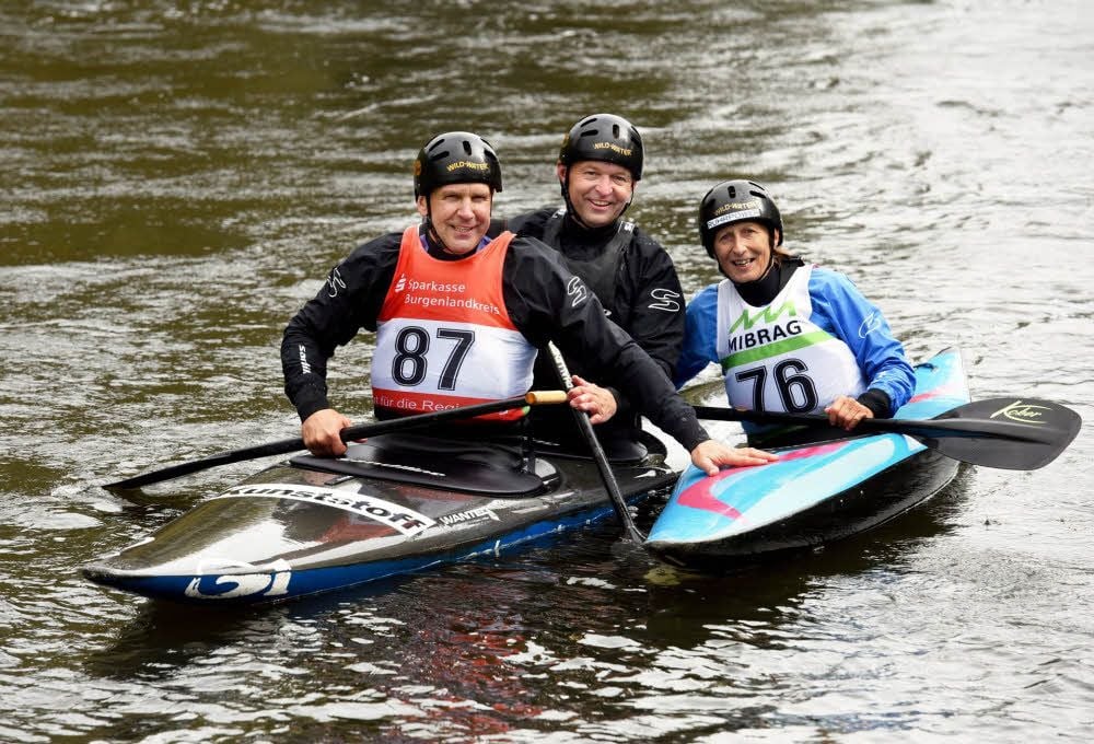Manfred Berro, Michael Trummer und Gisela Grothaus stehen auf der Weißen Elster für den Fotografen still.