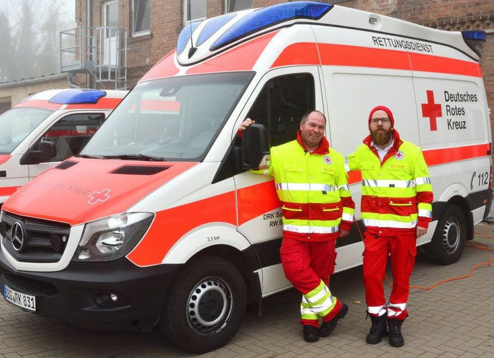 Die Rettungsassistenten Patrick Heinecke (rechts) und Gunther Seyffert freuen sich über die neuen, modernen Arbeits- und Aufenthaltsbedingungen in der neuen Rettungswache.
