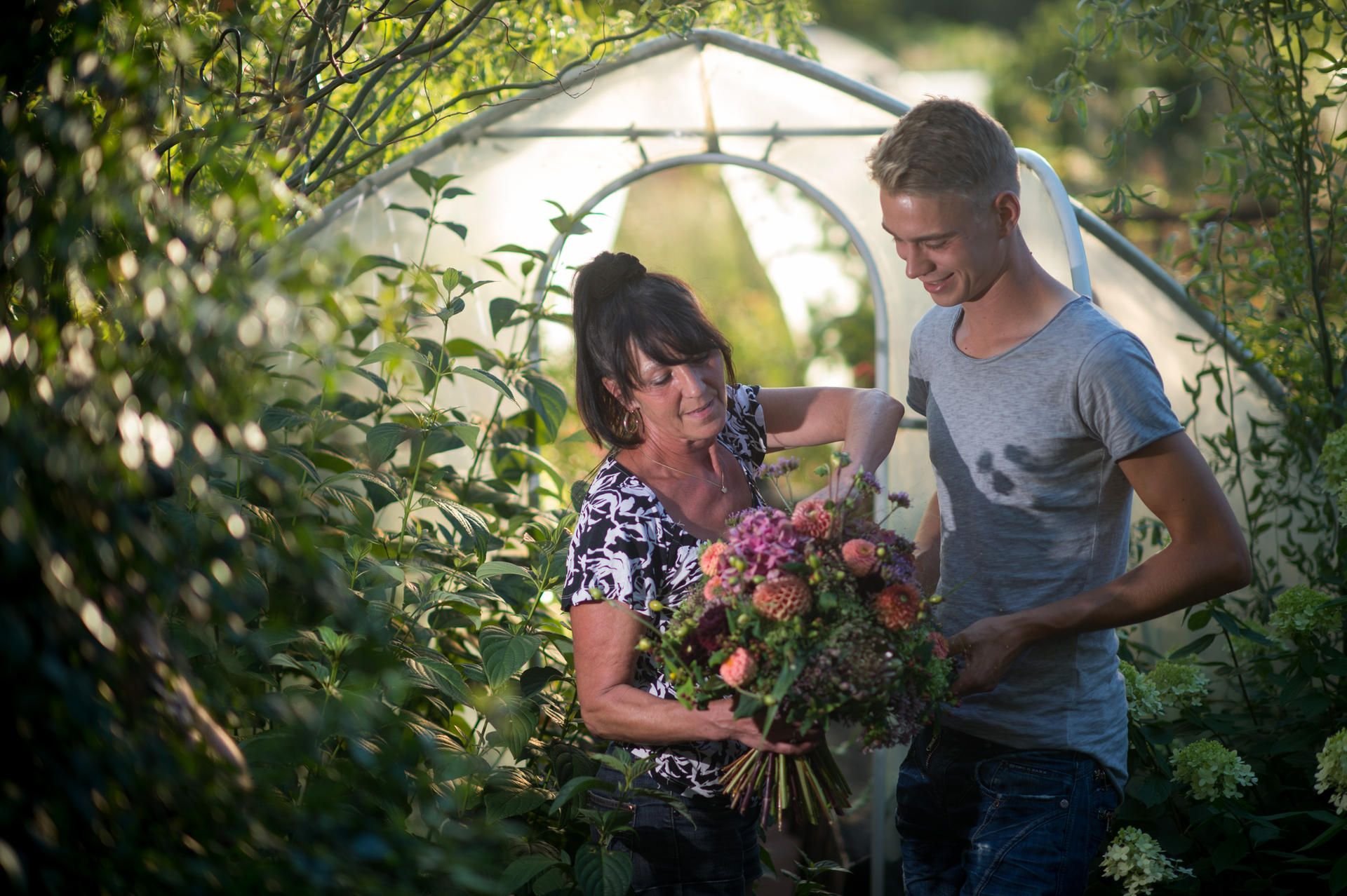 Floristin Andrea Knutas und ihr Assistent Martin Neumann