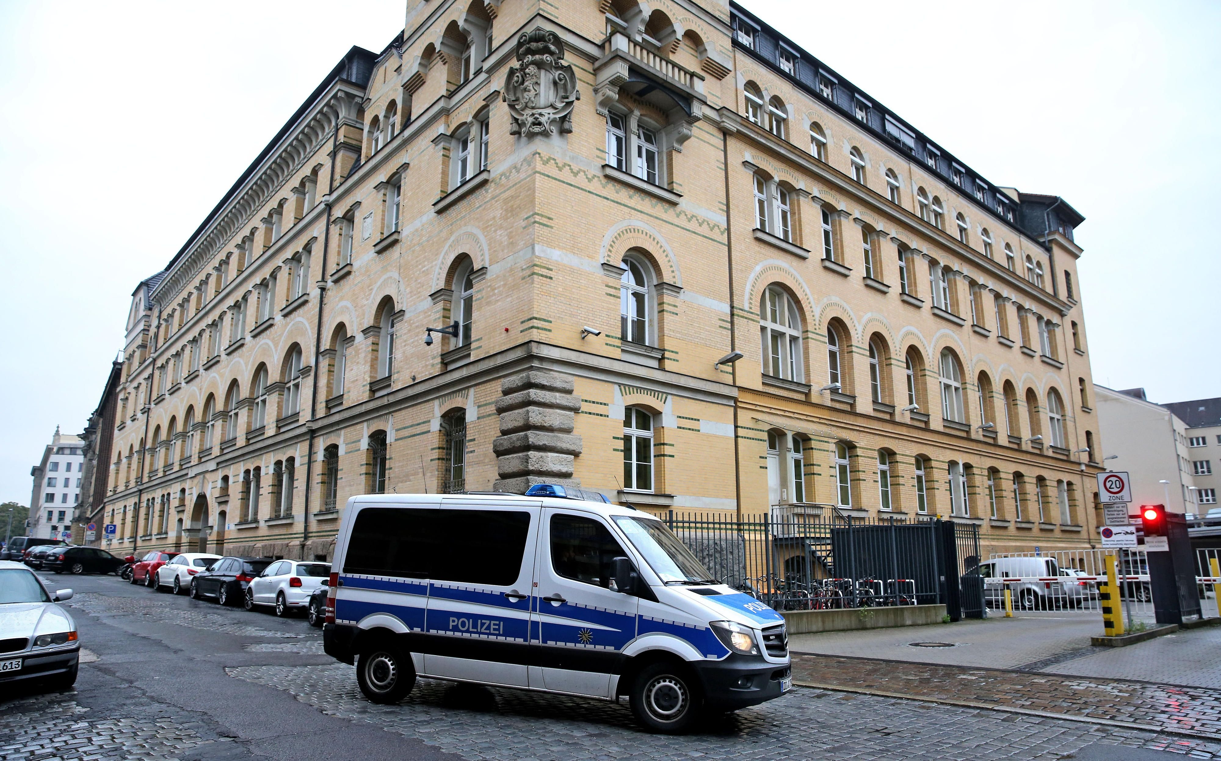 Ein Polizeifahrzeug fährt am 10.10.2016 auf das Gelände der Polizeidirektion Leipzig (Sachsen). Zwei Tage nach dem brisanten Bombenfund in Chemnitz hat die Polizei den bundesweit gesuchten Terrorverdächtigen Syrer Dschaber al-Bakr in Leipzig festgenommen.