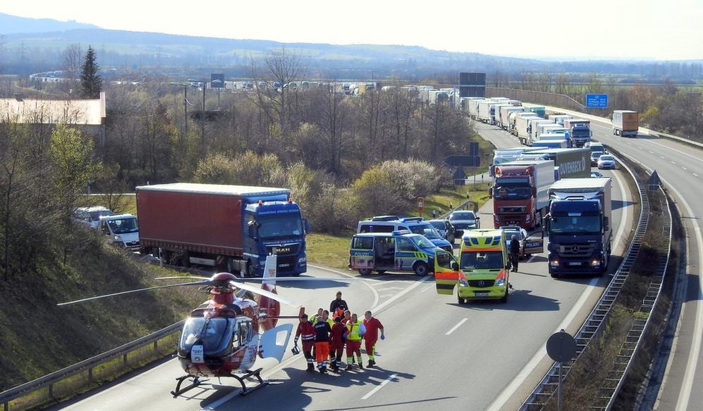 Der Verletzte wird zum Hubschrauber gebracht.
