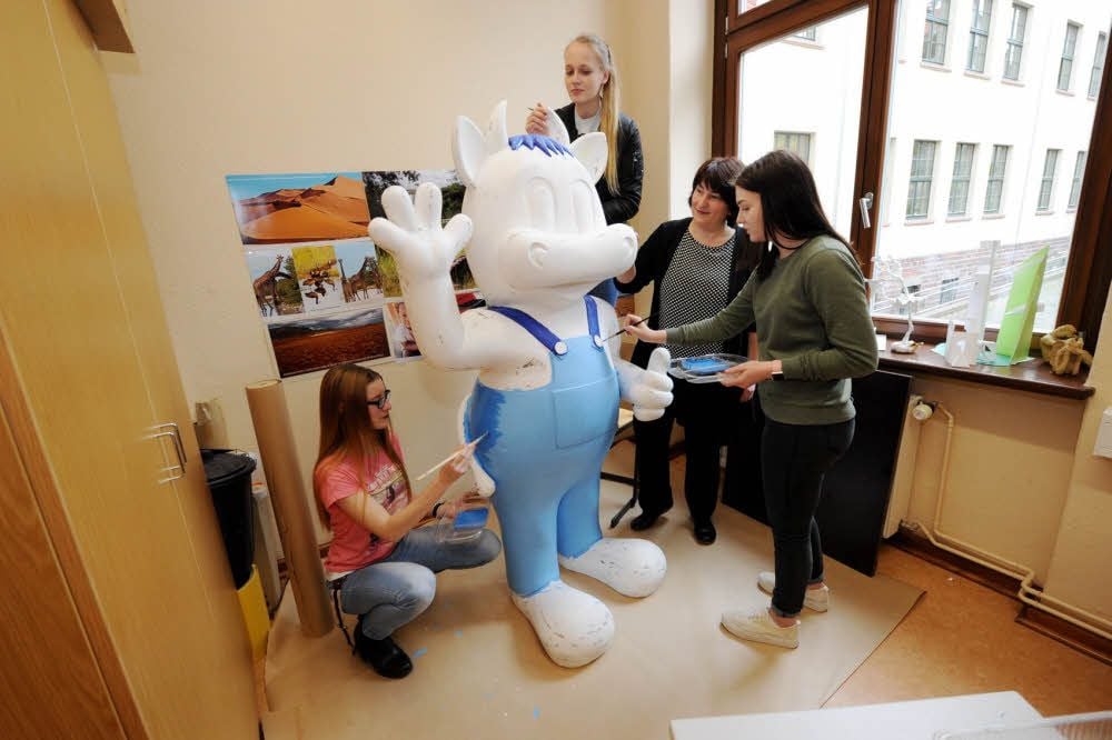 Die Schülerinnen bemalen die Wiesi-Figur.