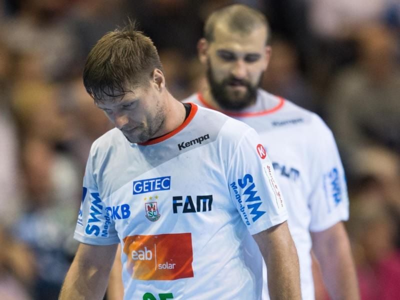 Die Magdeburger Marko Bezjak (l) und Zeljko Musa lassen die Köpfe hängen. Foto: Annegret Hilse