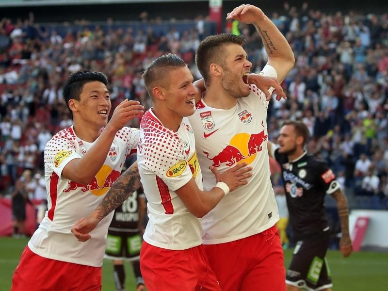 Hannes Wolf (M), Duje Caleta-Car (r) und Hee Chan Hwang (l) vom RB Salzburg jubeln über das 2:1 gegen Sturm Graz. Foto: Krugfoto/APA