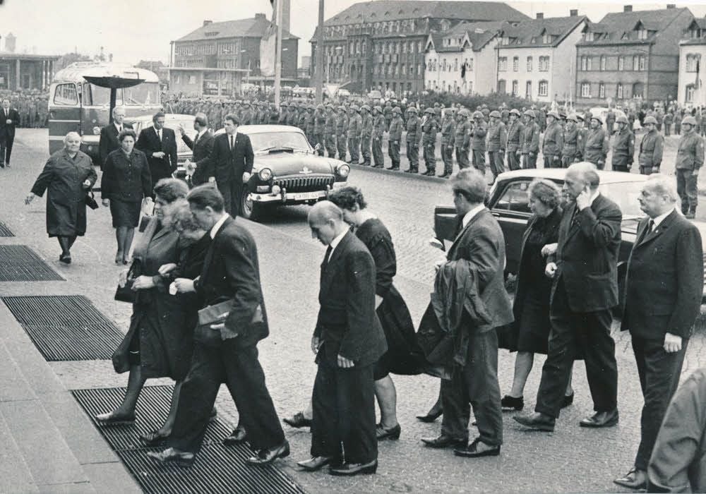 Bei der Trauerfeier des Ministerrats der DDR nahmen am 15. Juli 1968 im Bitterfelder Kulturpalast „Wilhelm Pieck“ Angehörige, Verwandte und die Bevölkerung Abschied von den Unglücksopfern der Katastrophe im EKB. Auf einer Gedenktafel waren damals im Kulturpalast noch lediglich 32 Namen der Opfer aufgeführt. Später stieg ihre Zahl auf mehr als 40 Verstorbene an.