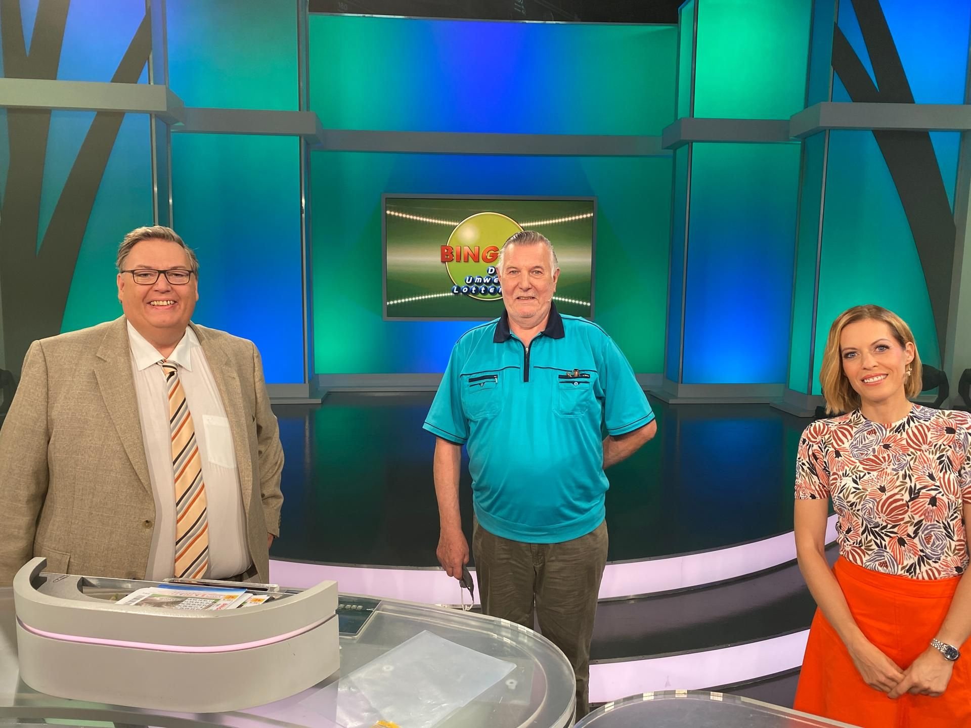 Nach der Live-Sendung gab es für Dieter Zunkel noch ein Erinnerungs-Foto mit den Moderatoren Michael Thürnau und Jule Gölsdorf.