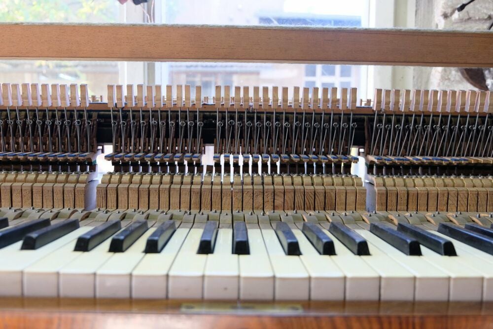 Blick auf die Tastatur des Haenel-Klaviers von Irina Krümmling, das derzeit repariert wird.
