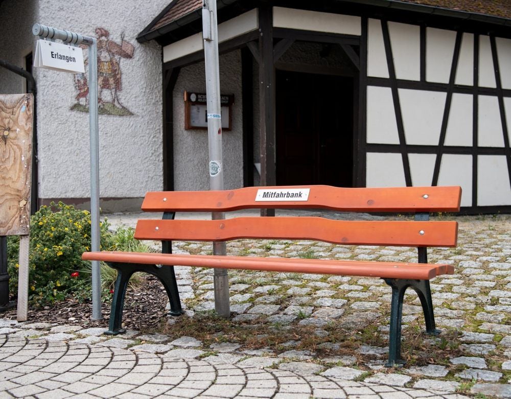 Andernorts stehen Mitfahrbänke bereits.