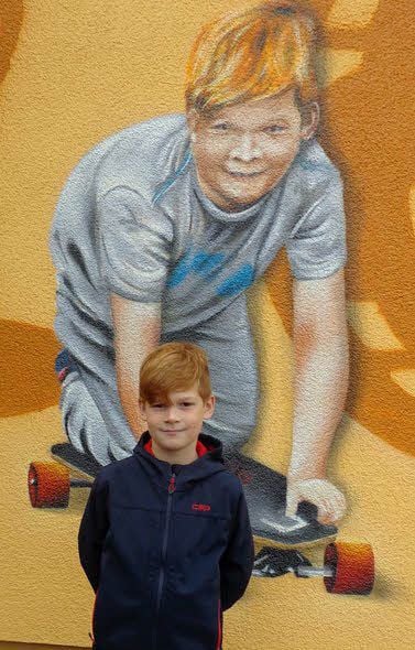 Felix vor seinem Konterfei an der Fassade des Jugendclubs Elster.
